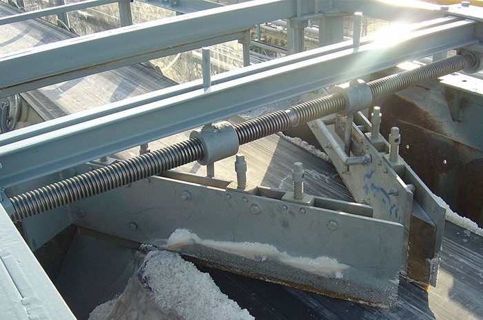 salt-conveyor-plow-discharger